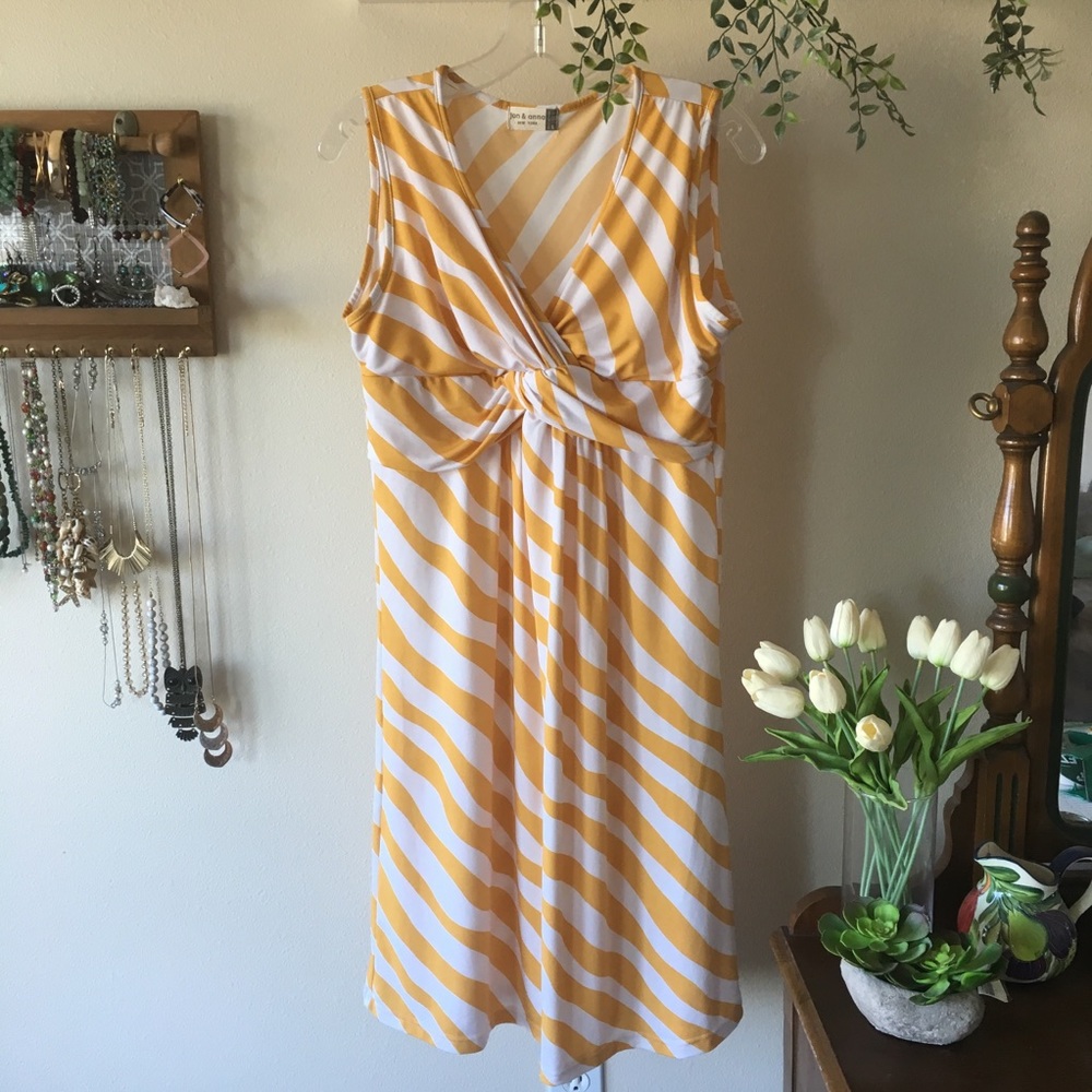🤰 NWOT Wrap Twist Front Sleeveless Dress